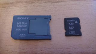 ΚΑΡΤΑ ΕΠΕΚΤΑΣΗΣ ΜΝΗΜΗΣ ΤΗΣ ΕΤΑΙΡΙΑΣ ''SONY'' ΓΙΑ ΦΟΡΗΤΕΣ ΣΥΣΚΕΥΕΣ ΜΑΖΙ ΜΕ ΤΟΝ  ΑΝΤΑΠΤΟΡΑ ΤΗΣ.