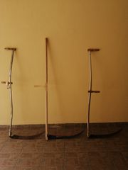 3 ΚΟΣΕΣ (Η ΜΙΑ ΜΕ ΞΥΛΙΝΟ ΚΟΝΤΑΡΙ-ΧΕΙΡΟΛΑΒΗ & ΟΙ ΔΥΟ ΜΕ ΑΛΟΥΜΙΝΙΟΥ ΔΕΞΙΑ-ΑΡΙΣΤΕΡΗ ΧΕΙΡΟΛΑΒΗ) ΛΑΜΑΣ 70cm.