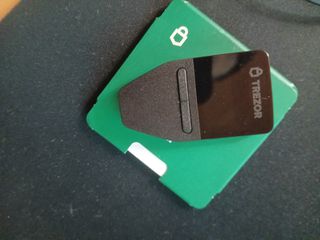 Trezor Safe 3 Cryptocurrency Wallet-thumb-4