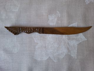 Χαρτοκόπτης ξύλινος ανάγλυφος του 1977. Μήκος 22,0 εκ, πλάτος  2,5 εκ. Απο τη προσωπική μου συλλογή. Αμεταχείριστος