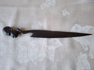 Χαρτοκόπτης ΜΑΣΑΙ από ξύλο έβενο. Αγοράστηκε το 1992 από Ναϊρόμπι Κένυας. Μήκος 26,5 εκ, πλάτος 2,5 εκ. Αχρησιμοποίητος.