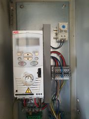 ρυθμιστής στροφών ABB ACS150 0.37 έως 4 kW/0.5 έως 5 Hp, σε κουτί απαραίτητο απο τον νόμο προστασίας με ανεμιστήρα