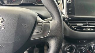 Peugeot 208 2012-thumb-15
