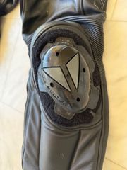 ΠΑΝΤΕΛΟΝΙ DAINESE ΔΕΡΜΑΤΙΝΟ ΜΕ ΞΥΣΤΡΕΣ