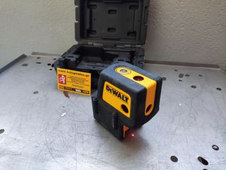 Dewalt DW084K Αυτορυθμιζόμενο Γραμμικό Αλφάδι Laser 4 Σημειων Κόκκινης Δέσμης