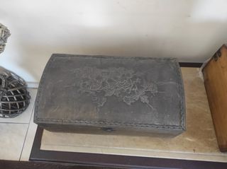 Ξύλινο σεντούκι με ΜΕΤΑΛΛΙΚΌ ΣΚΆΛΙΣΜΑ