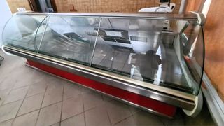 Πωλείται επαγγελματικό ψυγείο βιτρίνα αλλαντικών-τυριών.