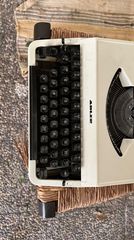 Γραφομηχανή Adler με θήκη. (ΕΥΚΑΙΡΙΑ!!!)