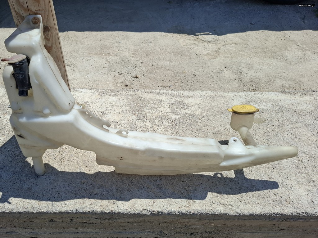 2003 ford focus ST170 windscreen water container.