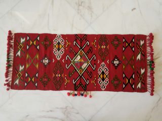 Χαλάκι antique του 1900, διαστάσεων 1,18x0,52 εκατοστών, ολόμαλλο, διπλής όψης, με επίπεδη ύφανση και φυτική βαφή. Καθαρισμένο, έτοιμο για χρήση