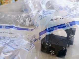 11 καινούργια στην συσκευασία τους Schneider Electric Μπλοκ ZB2BZ102C μονής επαφής με βιδωτό ακροδέκτη 1NC
