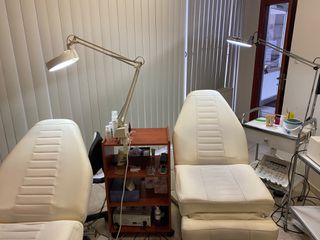 Δύο (2) ηλεκτρικές πολυθρόνες-κρεβάτια με  μοτέρ για ρύθμιση ύψους  και ρύθμιση πλάτης για μετατροπή σε κρεββάτι σε πολύ καλή κατάσταση