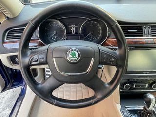 Skoda Superb 2010-thumb-11