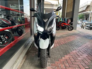 Yamaha X-MAX 400 2015 .
