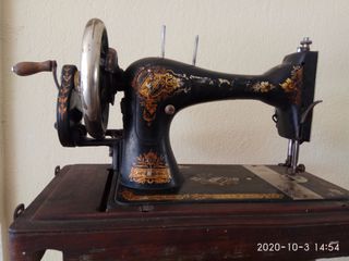 Ραπτομηχανή βαλιτσάκι Singer 48K, R546938. Serial letter R ( Ιανουάριος 1902- Δεκέμβριος 1903) σε 102.500 κομμάτια παγκοσμίως. Η συγκεκριμένη κατασκευάστηκε το 1902