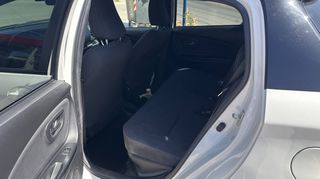 Toyota Yaris 2019 BI-TONE HYBRID-thumb-16