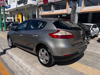 Renault Megane 2011-thumb-2