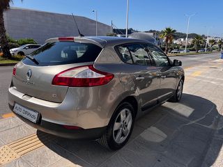 Renault Megane 2011-thumb-5