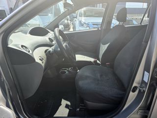 Toyota Yaris 2005-thumb-7