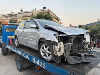 Toyota Corolla 2003 τρακαρισμένο εμπρός - δεν έχουν ανοίξει αερόσακοι