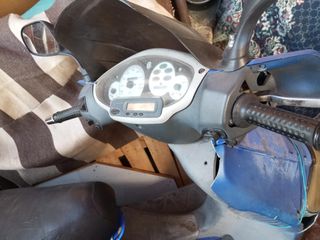 Piaggio SKR 125 2002-thumb-2