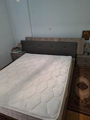 Κρεβατοκάμαρα διπλή με στρώμα και κομοδίνο