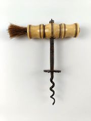 Αντίκα τιρμπουσόν Βικτωριανής εποχής (τέλη του 19ου αιώνα) με λαβή από κόκκαλο και βουρτσάκι.