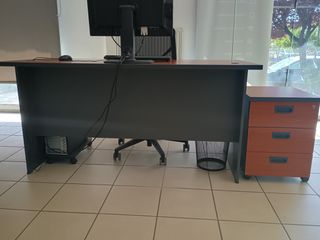 Γραφείο εργασίας με τροχήλατη συρταριέρα
