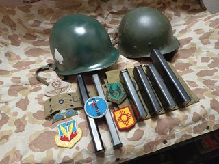 ΣΥΛΛΕΚΤΙΚΑ 2ου ΠΑΓΚ. ΠΟΛΕΜΟΥ: ΚΡΑΝΟΣ Μ1 HELMET USA 1943 (ΕΞΩΤ.-ΕΣΩΤ.)- 6 MAGS (γεμ/ρες):1 STEN SMG 9mm &1 M3 GREASE GUN .45 & 4  TOMMYGUN-THOMPSON SMG .45- 6 ΡΑΦΤΑ ΣΗΜΑΤΑ ΣΤΟΛΗΣ (PATCHES) USA