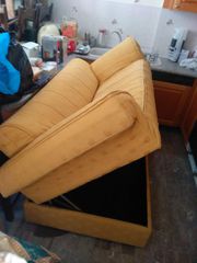 Πωλούνται τρις καναπέδες σετ.