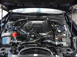 Jaguar F-Pace 2017 R-SPORT-thumb-5