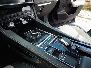 Jaguar F-Pace 2017 R-SPORT-thumb-12