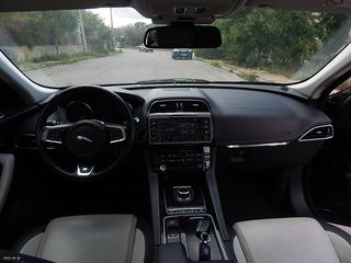 Jaguar F-Pace 2017 R-SPORT-thumb-19