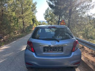 Toyota Yaris 2012-thumb-8