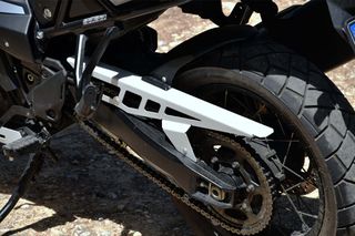 Προστατευτικό κάλυμμα αλυσίδας για Suzuki V-Strom 800 DE / SE / RE 2023-2025 ασημί