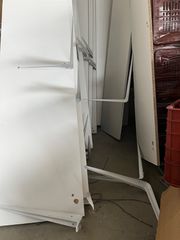 Ράφια αποθήκευσης με τις βάσεις τους