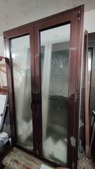 Δίφυλλη μπαλκονόπορτα αλουμινίου με 2 χερούλια