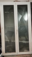 Δίφυλλη μπαλκονόπορτα αλουμινίου με πράσινο πατζούρι