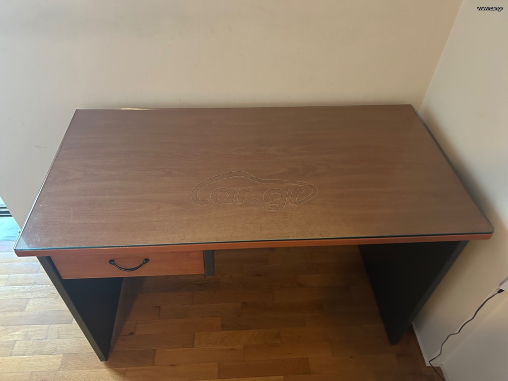Πωλείται επαγγελματικό γραφείο με τζάμι