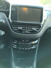 Peugeot 208 2016-thumb-10