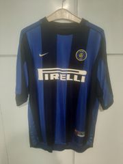 Γνήσια εμφάνιση Internazionale Milano της σεζόν 1999/00 άνευ ονόματος ποδοσφαιριστή στην πίσω όψη, σε Άριστη Κατάσταση, σχεδόν αχρησιμοποίητη, αγορασμένη από την επίσημη μπουτίκ της ομάδας στο Μιλάνο.