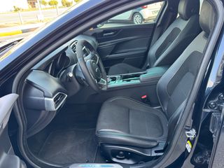 Jaguar XE 2015 R-DYNAMIC-thumb-6