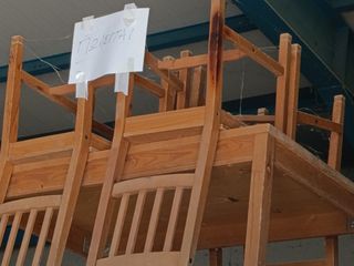 τραπεζαρία ξύλινη με τέσσερις καρέκλες
