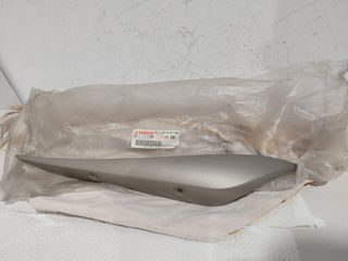 Καπακι εξατμισης αριστερο καινουργιο YAMAHA YZF R1 2004-06 (5VY-14718-01-P0)