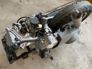 Aprilia Scarabeo 125-150-200 1999/2004 Κινητήρας,καρμπιρατέρ,ψαλίδι πίσω,Ζάντα πίσω εξάτμιση,αμορτισέρ πίσω όλα  σε άριστη κατάσταση!!!!