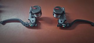 Ducati Panigale V4 S 2022-thumb-5