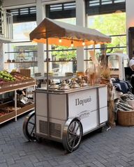 Άλλο ένα όμορφο καρότσι παγωτού έλαβε θέση σε ένα υπέροχο χώρο... Χειροποίητα Καρότσια παγωτού στις διαστάσεις σας...