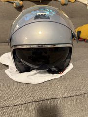 Πωλείται κράνος Vespa Argentario, χρώματος Grigio Entusiasta, μεγέθους Large. Είναι καινούριο και πωλείται διότι δεν μου κάνει και με χτυπάει στο μέτωπο.