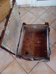 Βαρελοτραπεζο και ξυλινο κουτι.