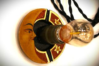 Φωτιστικό εποχής Φεγγάρι Λυχνία Αντίκ 2800 κέλβιν ατμοσφαιρικό κιτρινό φως χειροποίητη ξύλινη σκαλιστή βάση με σχέδια